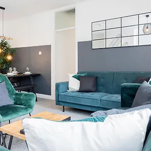 Centre 3 Bed 8 Guest Parking Near Mayflower! Apartment